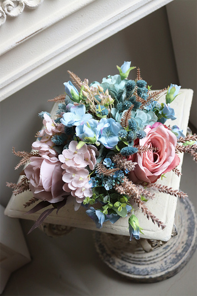 Reffia, kompozycja kwiatowa w naczyniu w groszki