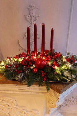 Karminowe Cudo, adwentowy stroik ze świecami na tacce LED, wym.32x50cm 