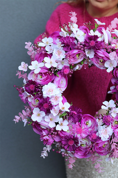 Różowy Dom, kwiatowy wianek na drzwi