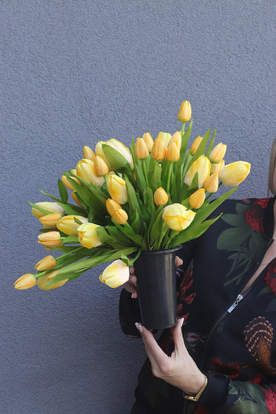 Tulippo Yellow, bukiet nagrobny we wkładzie