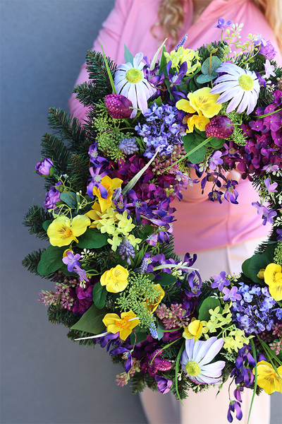 Monikate, wianek dekoracyjny z bratkami