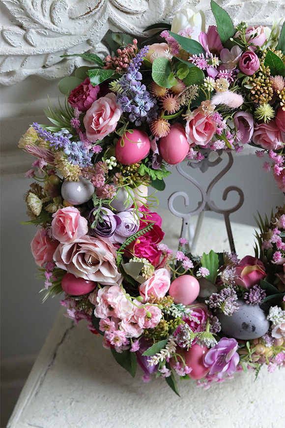 Paradny, wielkanocny wianek na drzwi z jajkami