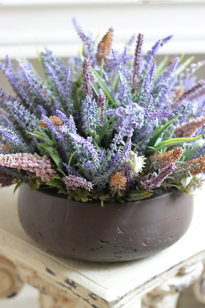 Lawendowa Kraina, kompozycja kwiatowa w ceramicznej misie