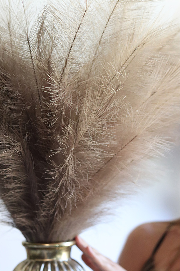 Trawy Pampasowe Africana, kompozycja kwiatowa w złotym wazonie