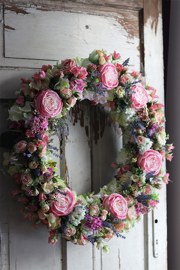 duży wianek kwiatowy z pszczołą, Rossalinda, śr.65cm 