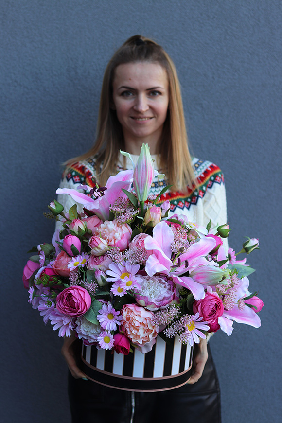 Lilie Pink, flowerbox w paski z różowymi kwiatami