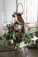 Angelo Garden Roses, kompozycja nagrobna z miedzianym lampionem, wys.53cm