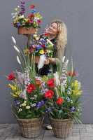 Mazovia Basket Big, sztuczna trawa w koszu z kwiatami