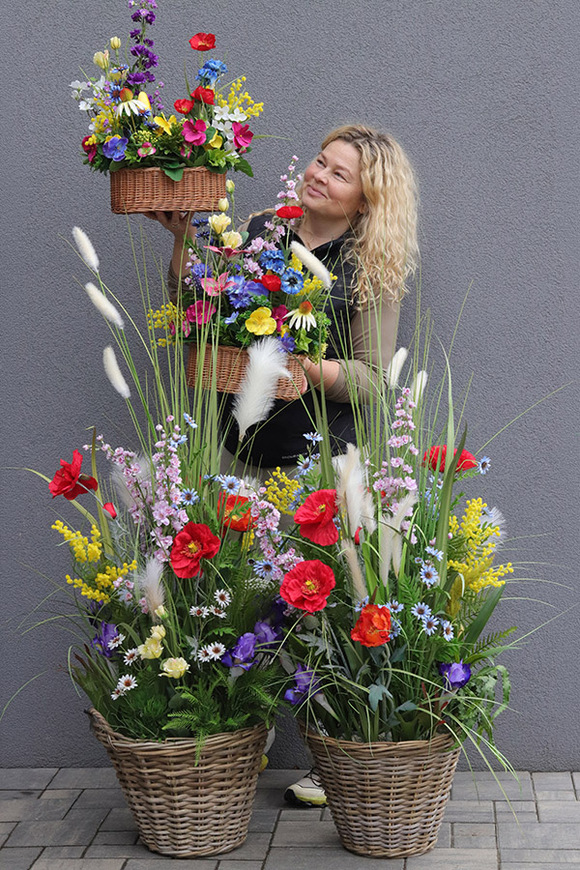 Mazovia Basket Big, sztuczna trawa w koszu z kwiatami