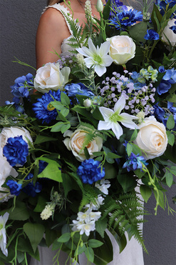 Blue&White Trenata, elegancka kompozycja kwiatowa, wym.50x105cm