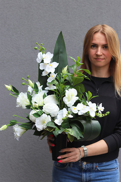 Białe Chwile, bukiet nagrobny we wkładzie, dł.66cm