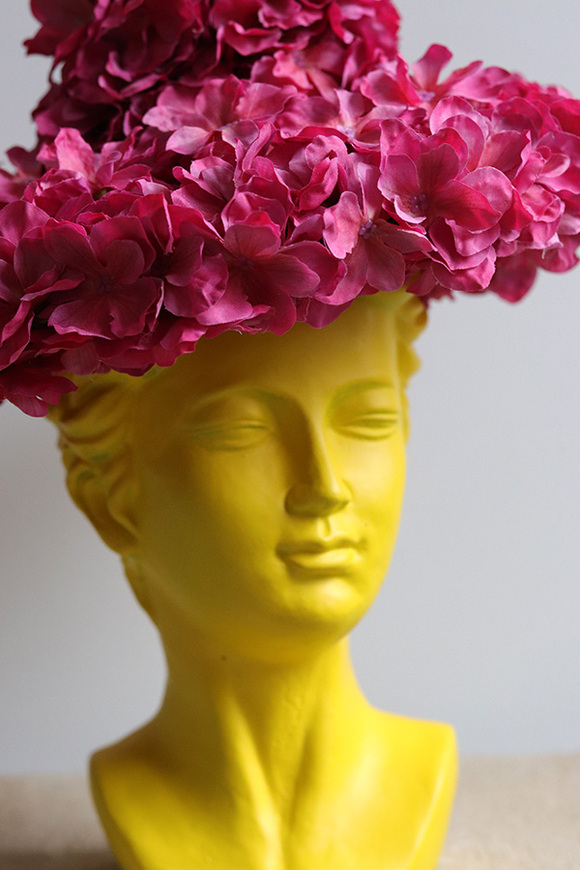 Dama w Kapeluszu 2, kompozycja kwiatowa