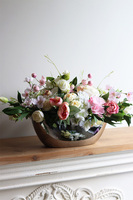 Bella Hilton kompozycja kwiatowa w lustrzanej łódce