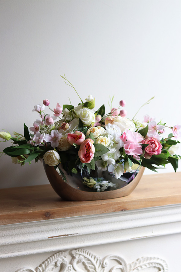 Bella Hilton kompozycja kwiatowa w lustrzanej łódce