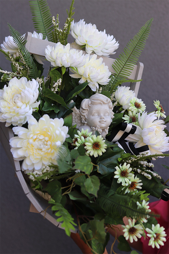 Wspomnienie Nerone, dekoracja nagrobna w szarym koszu