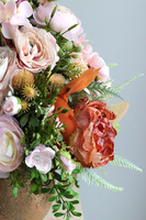 Clementine Romance, kompozycja kwiatowa w złotej donicy