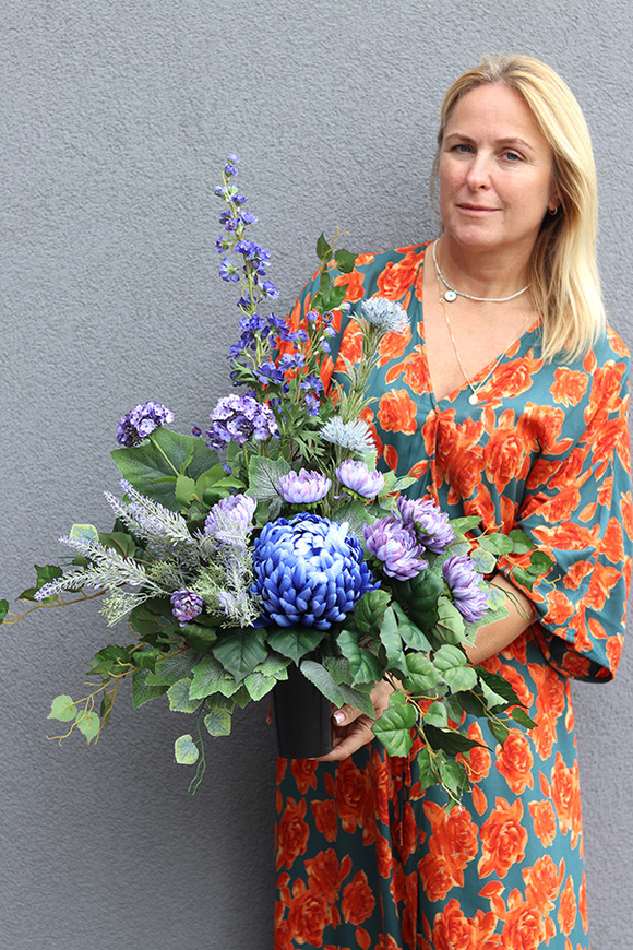Blue Longia, jesienny bukiet nagrobny we wkładzie, dł.50cm