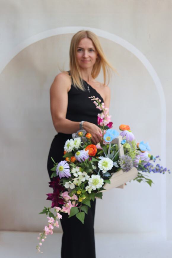 Wspomnienie Lata, dekoracja nagrobna w szarym koszu