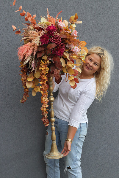 Energia Jesieni, dekoracja kwiatowa na złotym świeczniku