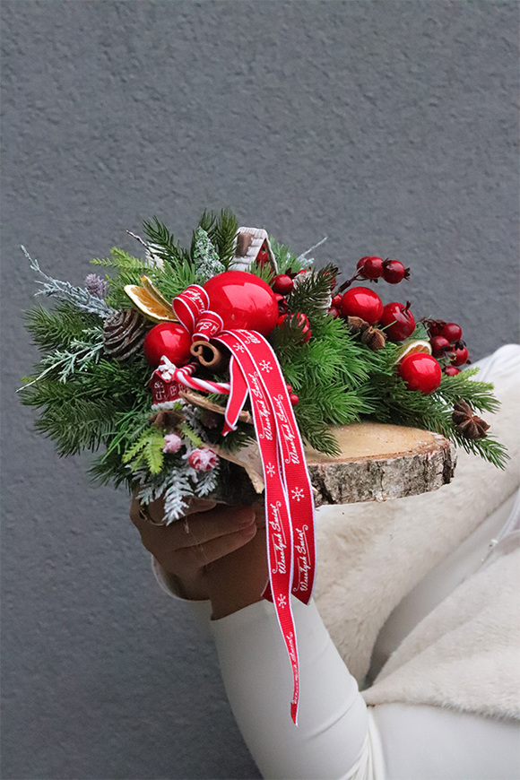 Red Vera, świąteczny stroik na plastrze drewna