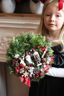 Xmas Time, świąteczny wianek z Mikołajem i Panią Mikołajową, śr.29cm