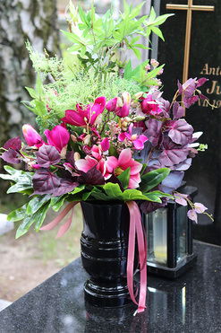 Lerria, bukiet nagrobny z magnolią i czerwonym bluszczem, dł.76cm