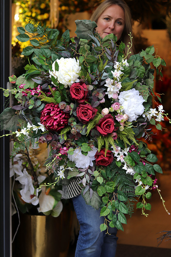 Ruberia 2, kompozycja nagrobna w misie z bordową chryzantemą