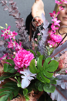 Preta, kwiatowa kompozycja w wiszącej, metalowej donicy