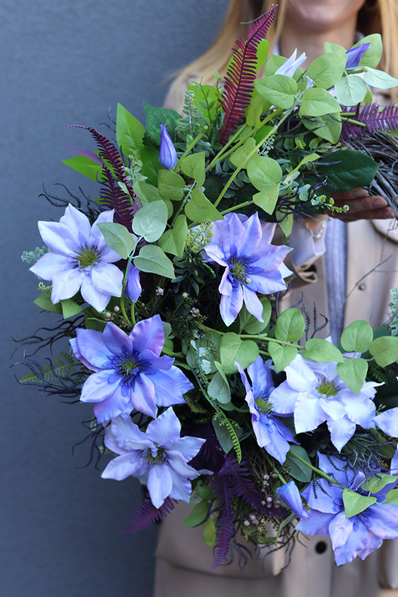 Fiolette Clematis, asymetryczny wianek dekoracyjny	