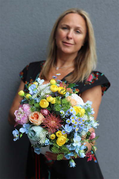 Cedina, kolorowa kompozycja kwiatowa w naczyniu