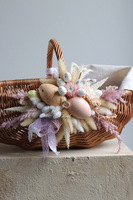 Debbie Pink 2, dekorowany koszyczek wielkanocny z serwetką