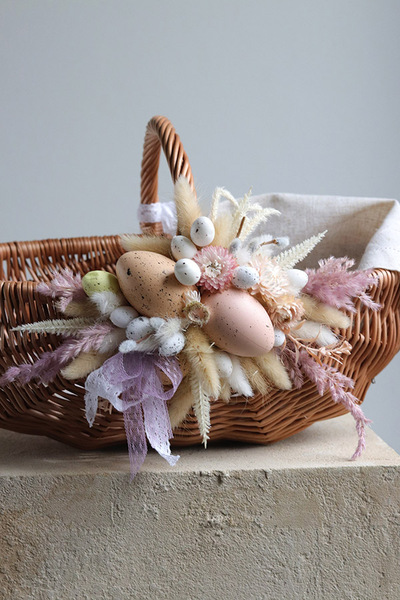 Debbie Pink 2, dekorowany koszyczek wielkanocny z serwetką