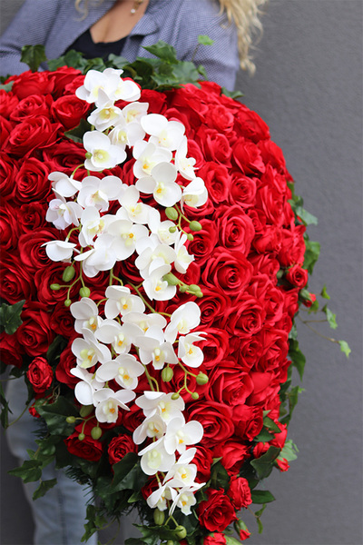 Serce Redulia Premium, bogata wiązanka nagrobna z róż