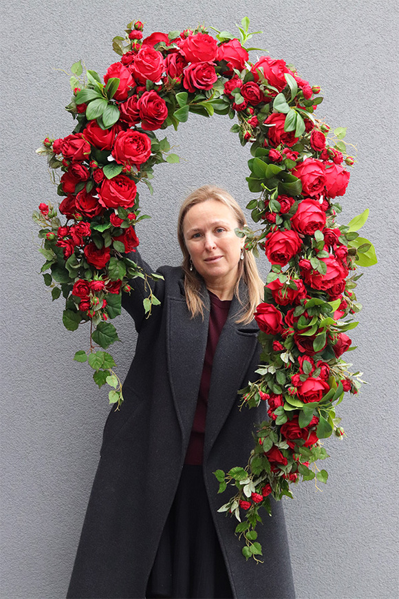 Różana Aleja, czerwona girlanda kwiatowa