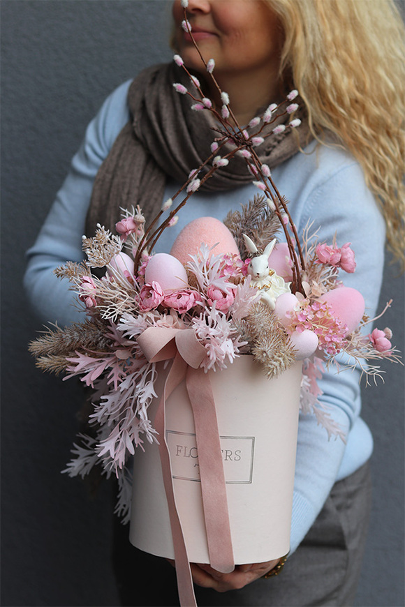 Pink Easter, flowerbox welurowy z figurką
