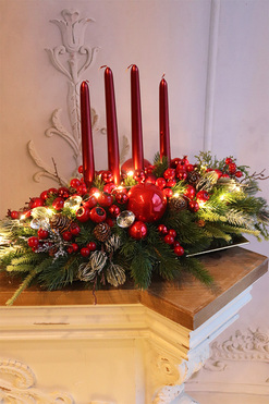 Karminowe Cudo, adwentowy stroik ze świecami na tacce LED, wym.32x50cm 
