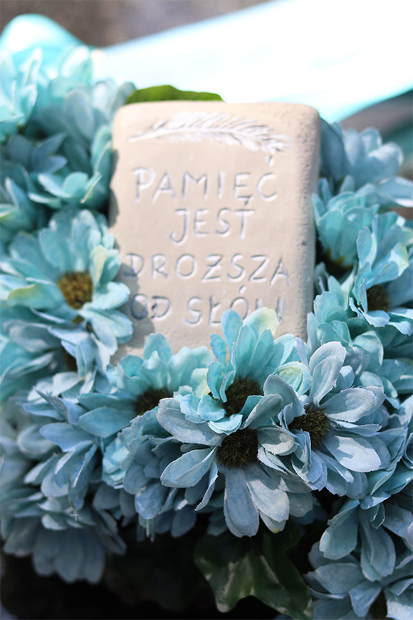 Light Blue Heaven, dekoracja nagrobna na plastrze drewna