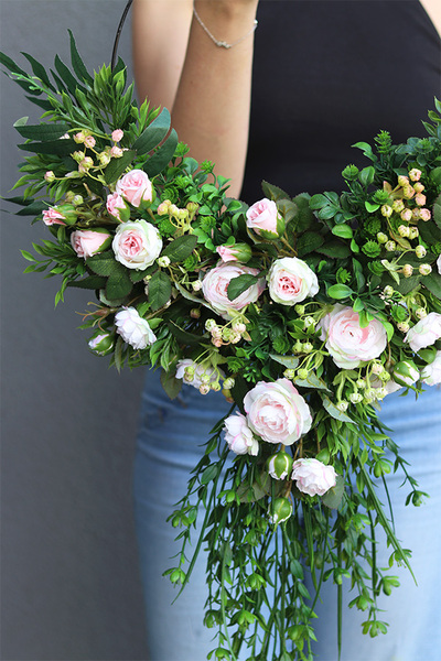 Delicate Pink Subtelle, kwiatowy wianek na drzwi na obręczy