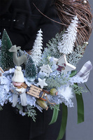 Mroźna Kraina, gęsty zimowy wianek ze skrzatem, śr.50cm