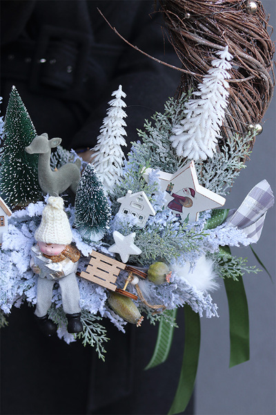 Mroźna Kraina, gęsty zimowy wianek ze skrzatem, śr.50cm