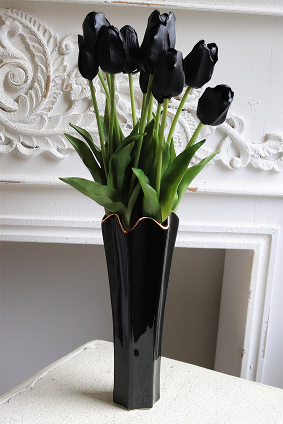 Black Easter Tulips, bukiet gumowych tulipanów w wazonie