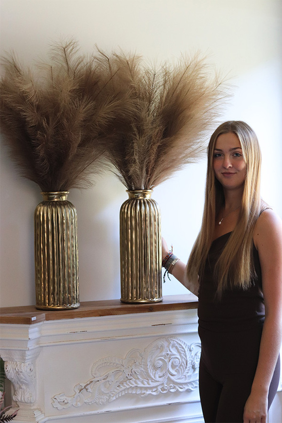 Trawy Pampasowe Africana, kompozycja kwiatowa w złotym wazonie