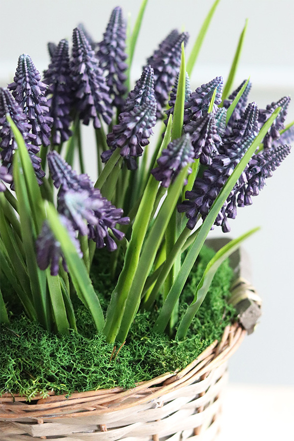 koszyczek Szafirków Premium, dekoracja ze sztucznych roślin, wys.32cm 