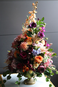 Milano Colors, bogata kompozycja kwiatowa w pucharze, wym.75x56cm