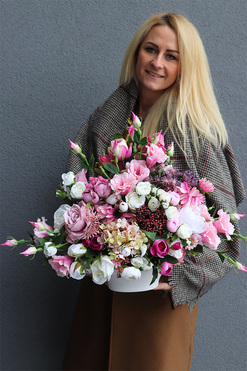 Abellata, kompozycja kwiatowa w biało-srebrnej misie, wys.40cm