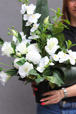 Białe Chwile, bukiet nagrobny we wkładzie, dł.66cm