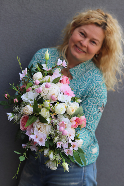 Bella Hilton M, kompozycja kwiatowa w lustrzanej łódce