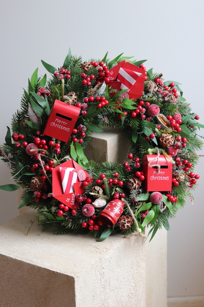 Poczta Mikołajowa, świąteczny wianek na drzwi