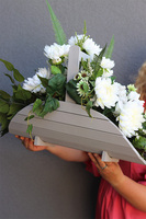 Wspomnienie Nerone, dekoracja nagrobna w szarym koszu