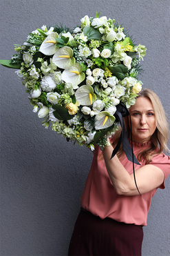 Serce White Star, bogata wiązanka nagrobna z anturium, dł.60cm